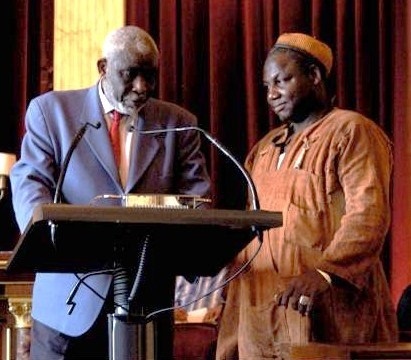 Professeur Youssouf Tata Cissé avec le fils de son ami "Djali" Wa Kamissoko en 2008